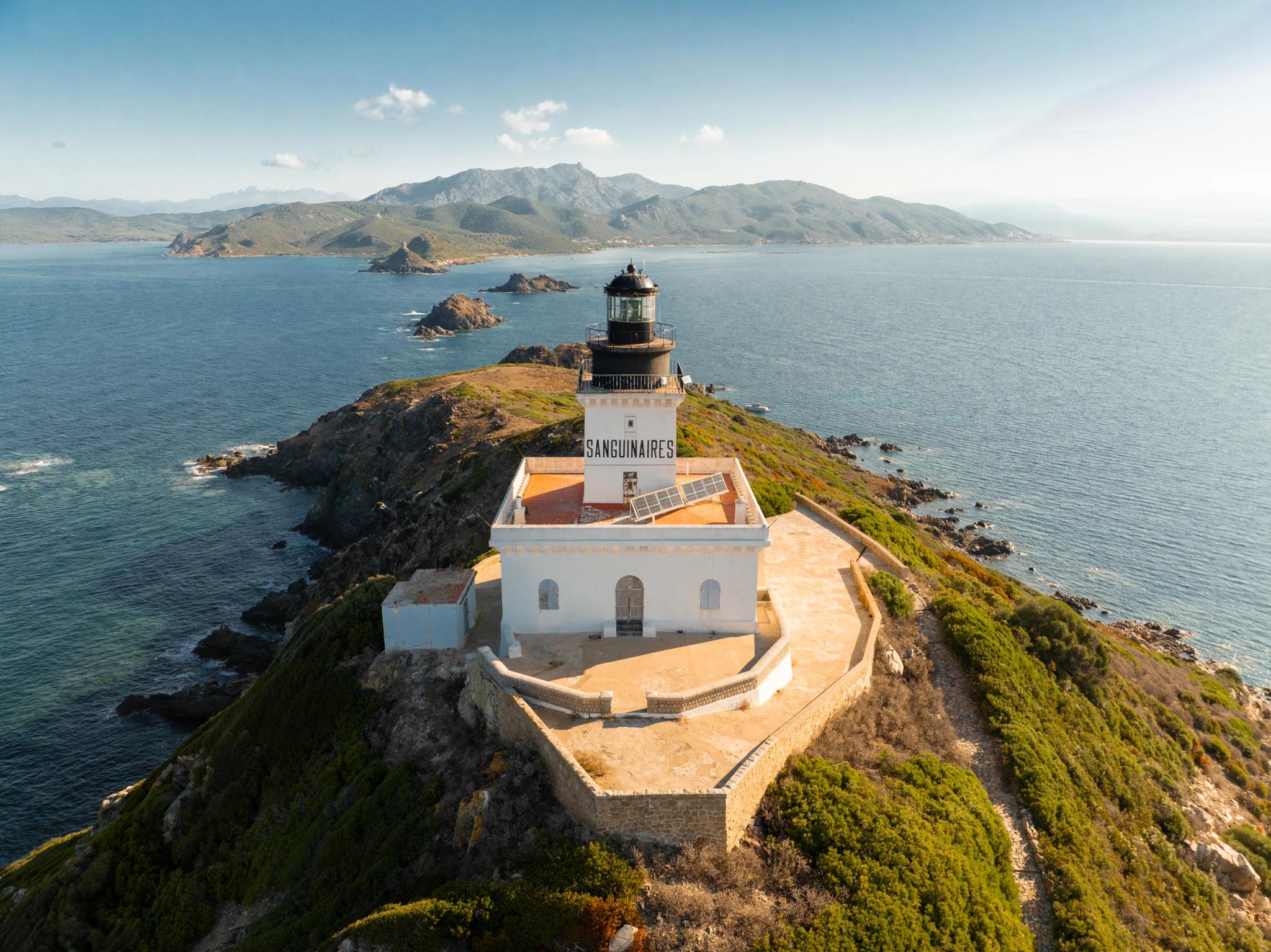Phare des Sanguinaires dominant la mer turquoise près d'Ajaccio en Corse