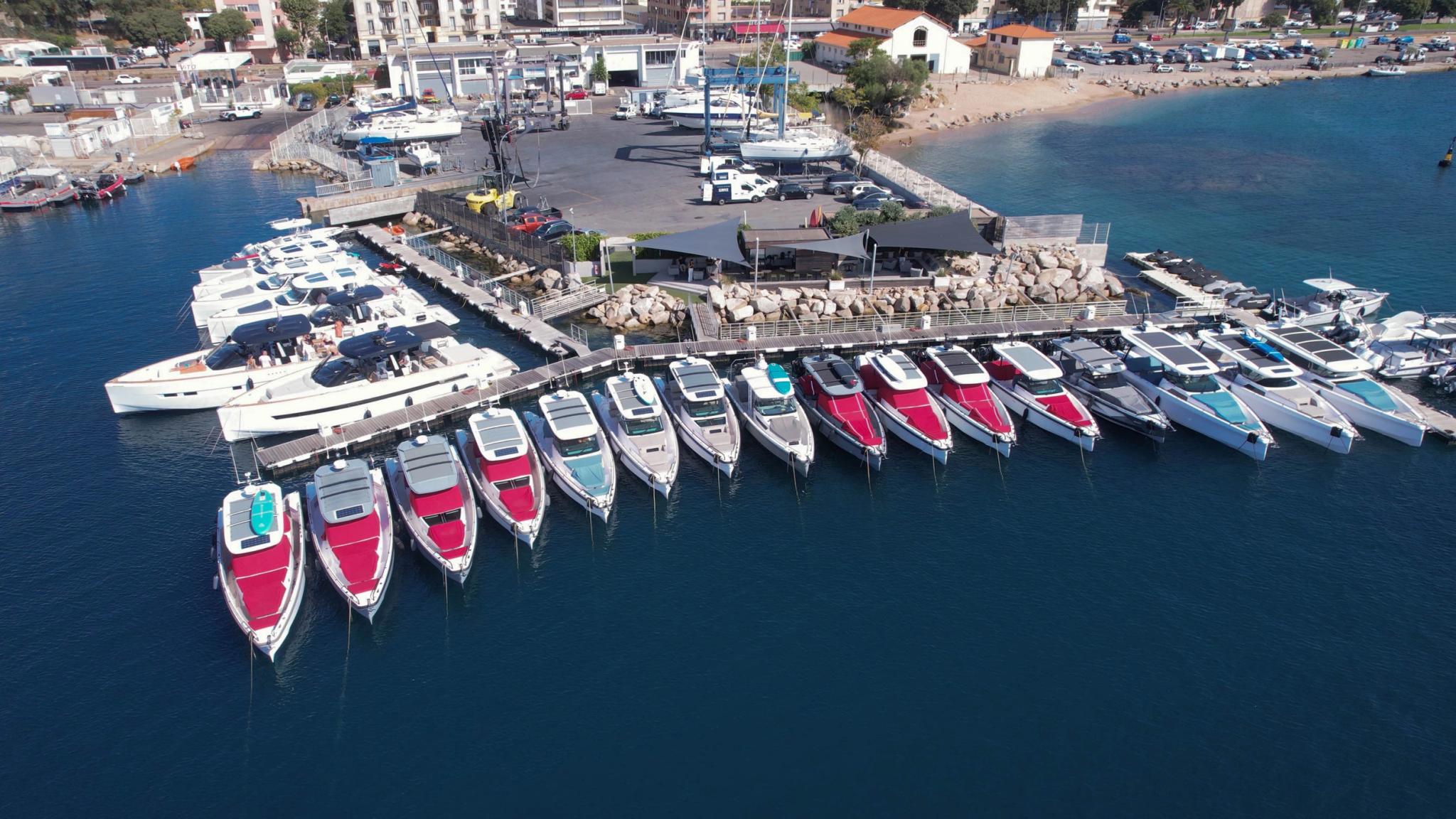 Flotte de bateaux de plaisance colorés amarrés dans un port méditerranéen ensoleillé
