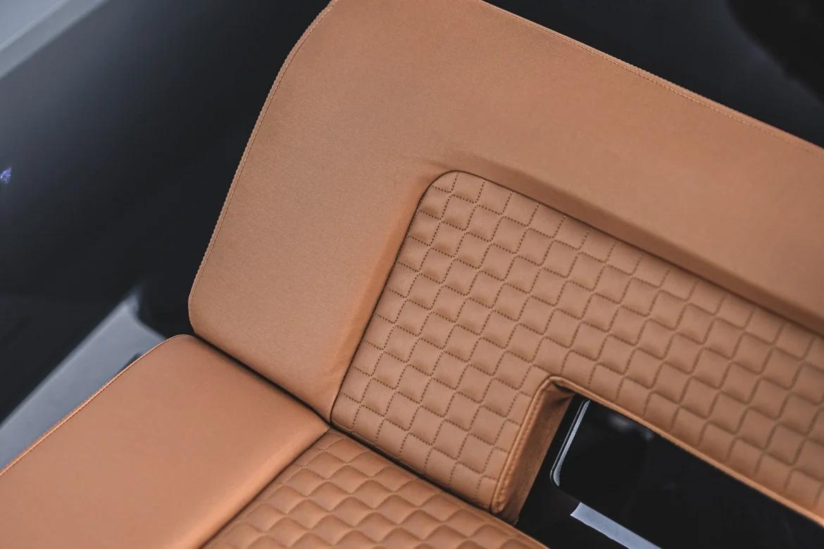 Détail intérieur luxe Brabus avec sièges en cuir beige matelassé design marine