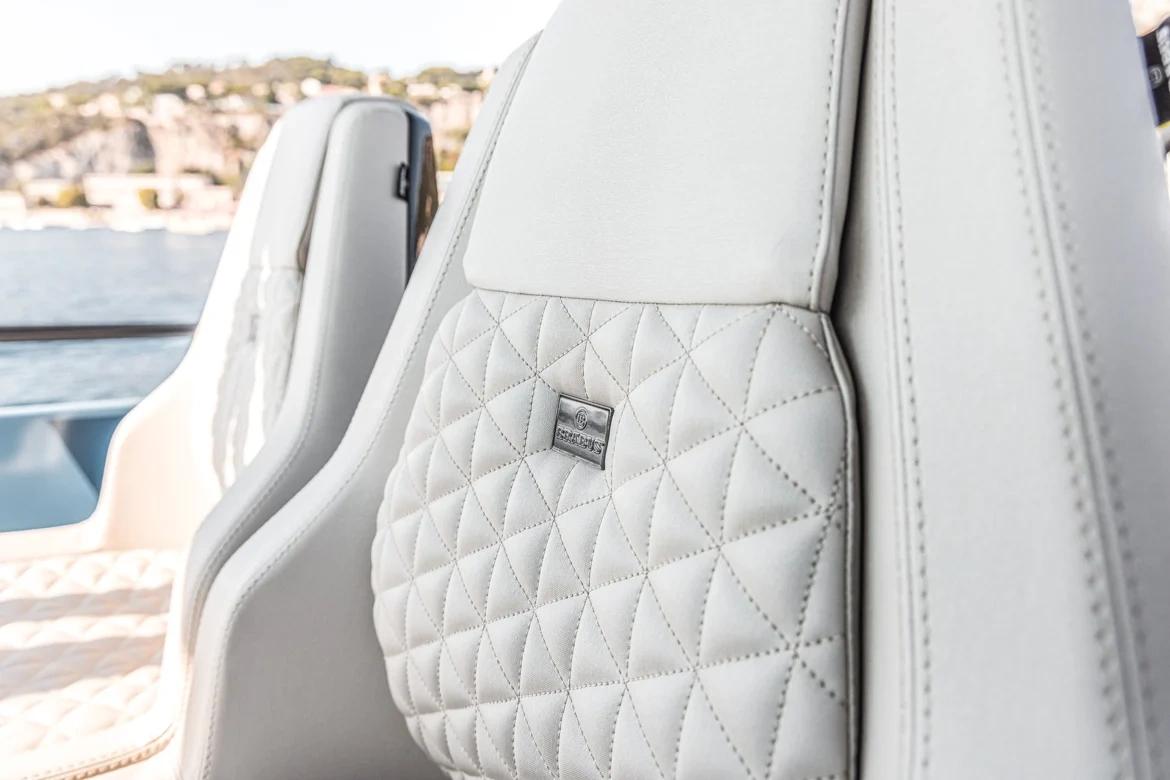 Siège cuir blanc matelassé Brabus avec vue marine sur la côte depuis un bateau de luxe