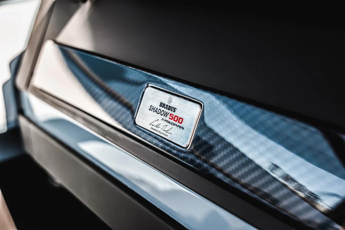 Plaque signalétique Brabus Shadow 500 avec finition marine sur véhicule de luxe