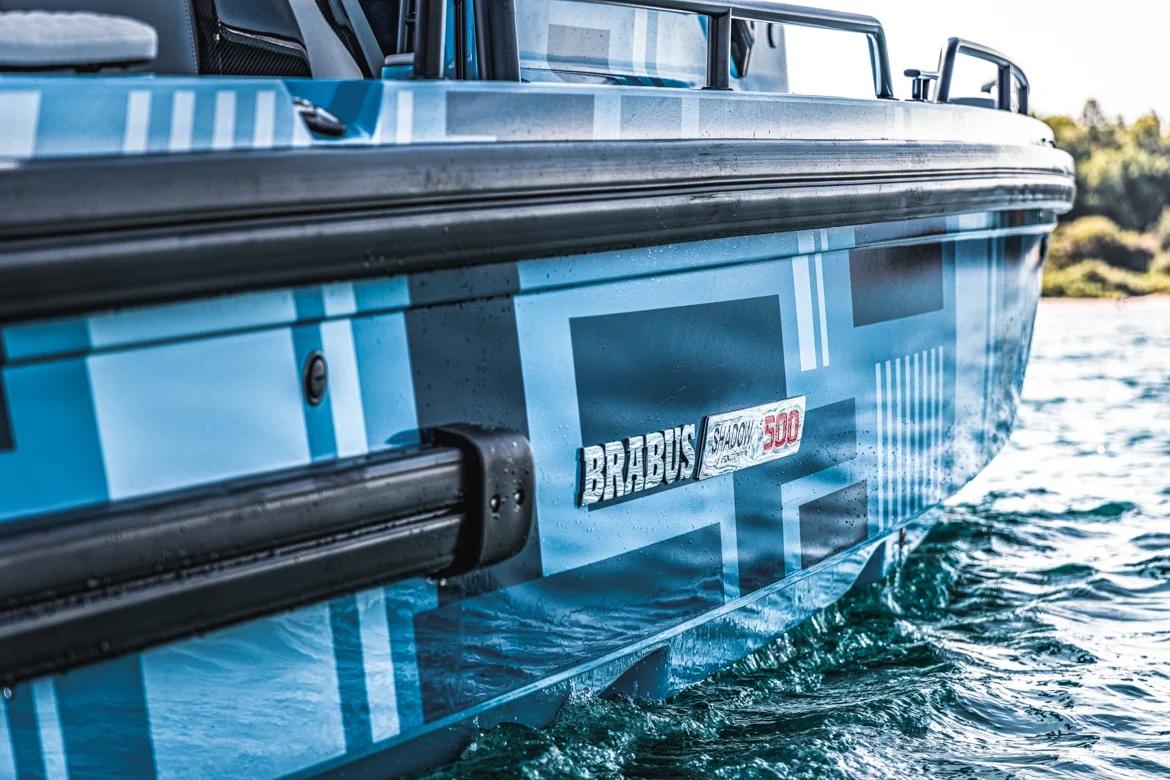Bateau de luxe Brabus Marine bleu avec bandes blanches naviguant sur l'eau