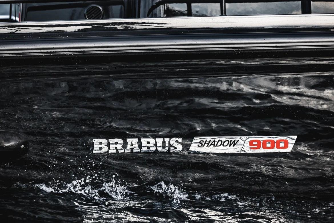 Bateau Brabus Shadow 900 avec finitions marines noires et détails chromés