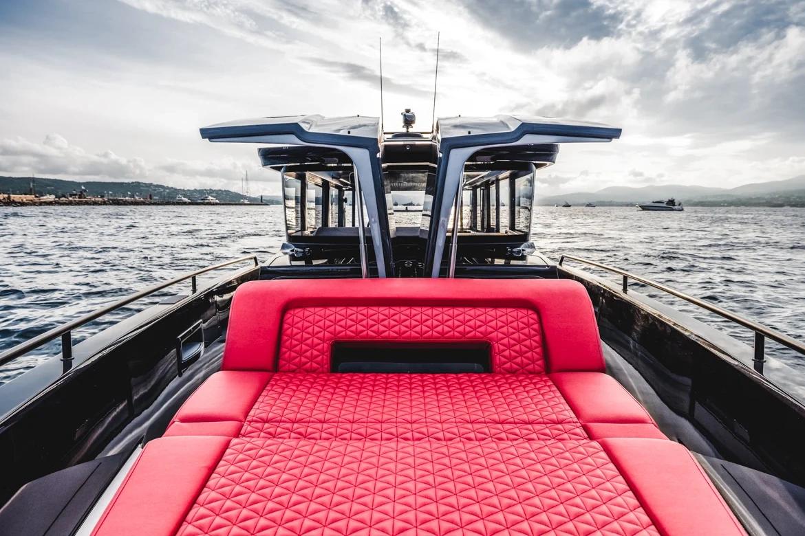 Bateau de luxe Brabus Marine avec intérieur rouge époustouflant en mer