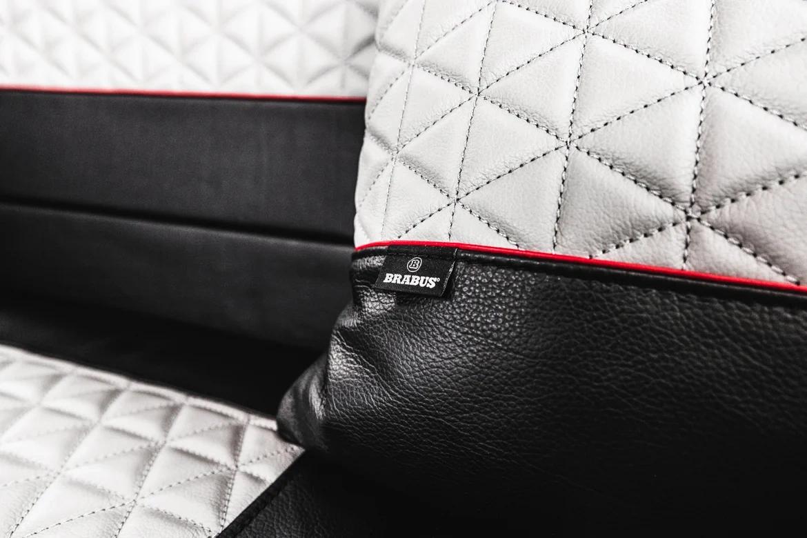 Housse de siège Brabus noir et blanc avec surpiqûres diamant et finition Marine premium