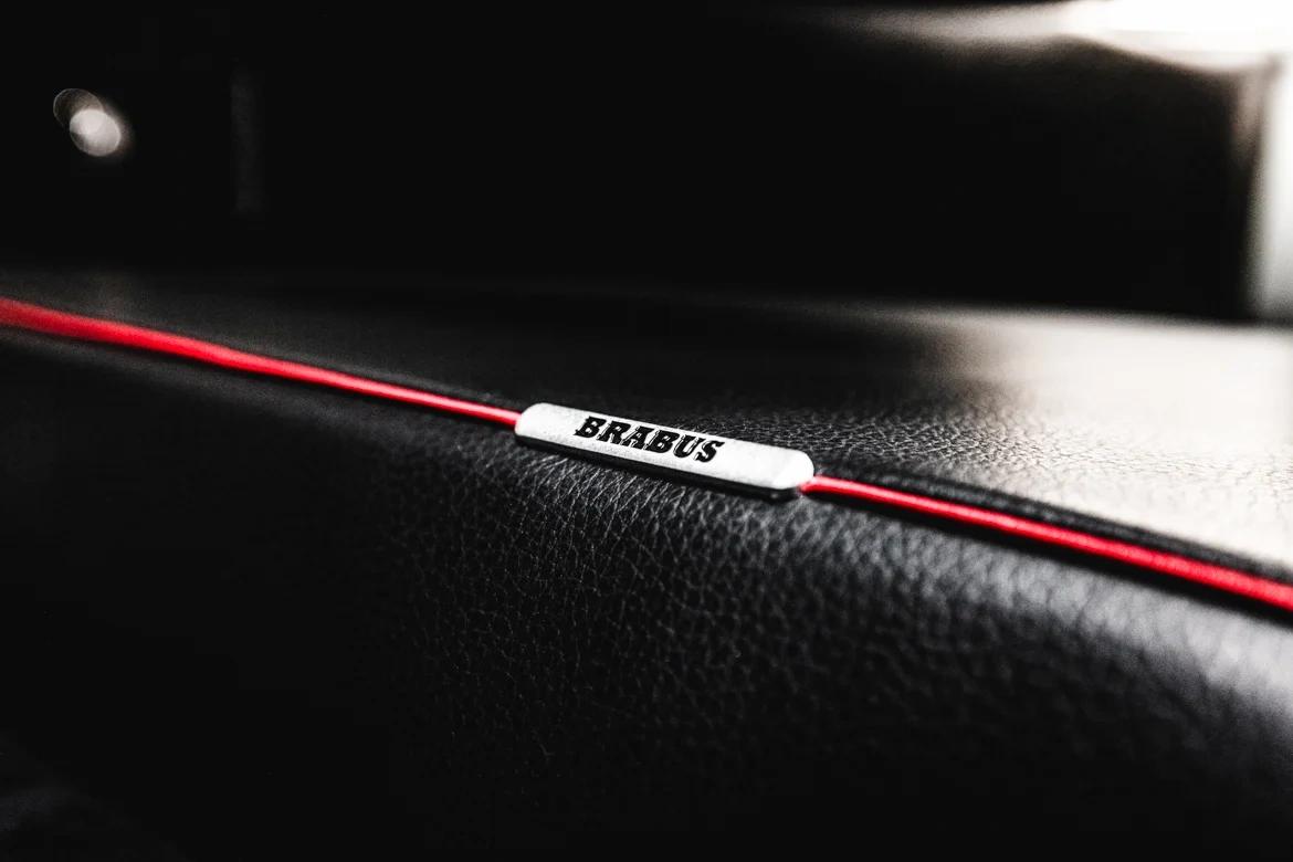 Câble rouge Brabus avec étiquette blanche sur cuir noir de marine automobile