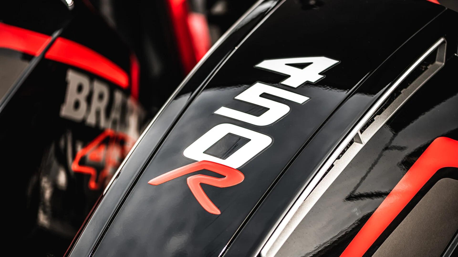 Détail du logo Brabus sur un yacht de luxe Brabus Marine avec finitions rouge et noir