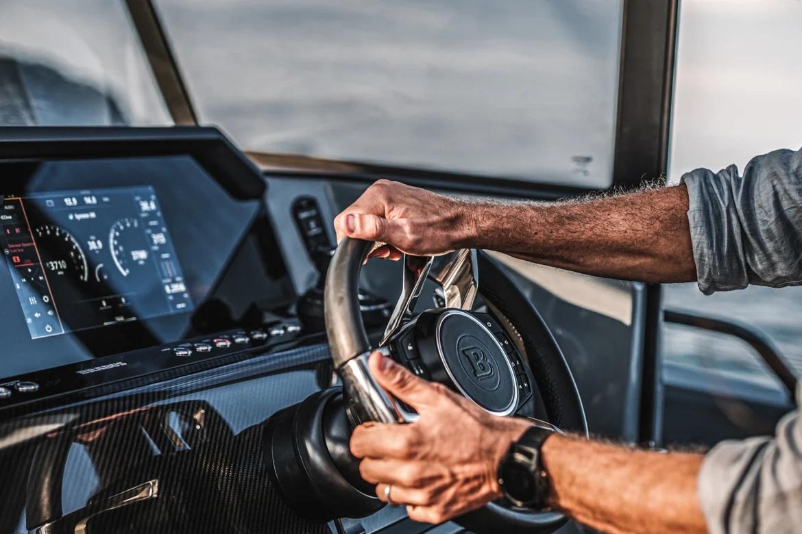 Capitaine au volant d'un yacht Brabus Marine regardant les instruments de navigation