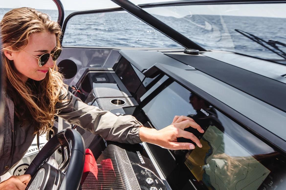 Femme pilotant un bateau Brabus Marine haut de gamme sur l'océan avec équipements modernes
