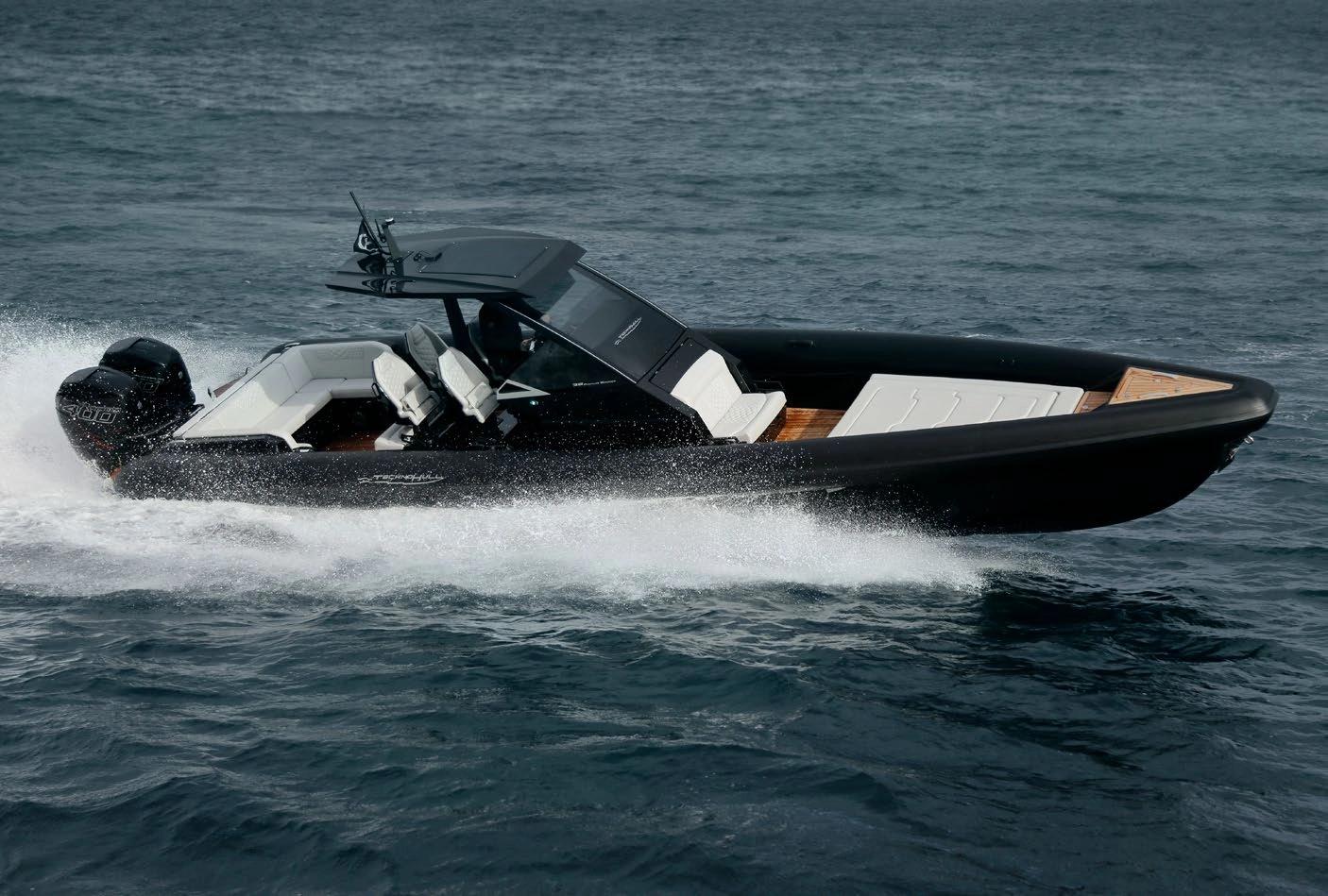 Bateau hors-bord noir Technohull rapide naviguant sur l'eau avec moteur puissant