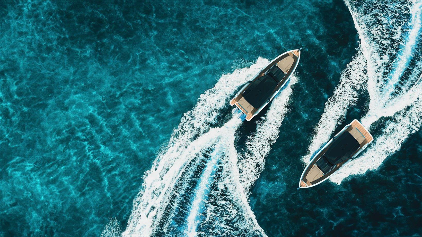 Vue aérienne de deux bateaux naviguant dans un fjord aux eaux turquoise
