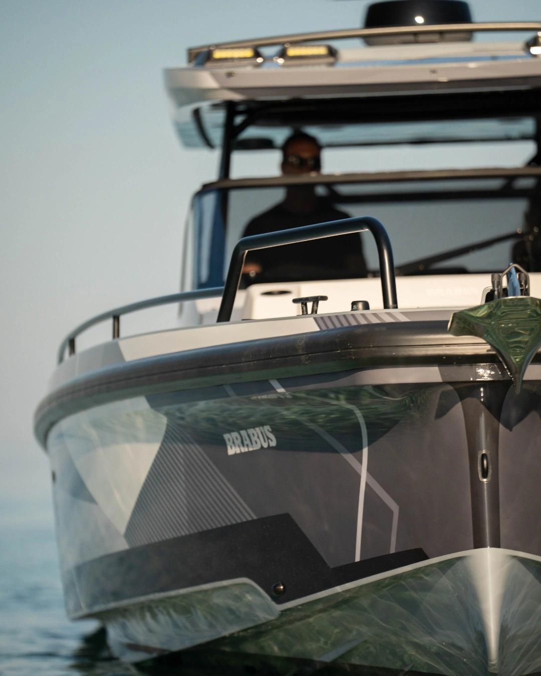 Bateau neuf de luxe avec toit panoramique et équipements modernes amarré en mer