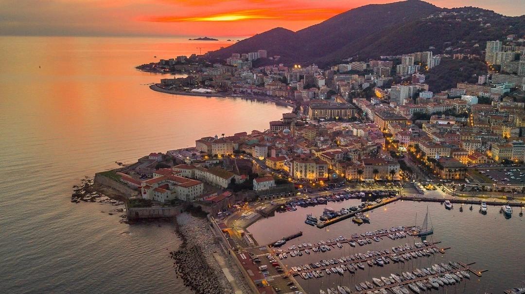 Vue aérienne du coucher de soleil sur Ajaccio avec sa citadelle et son port méditerranéen