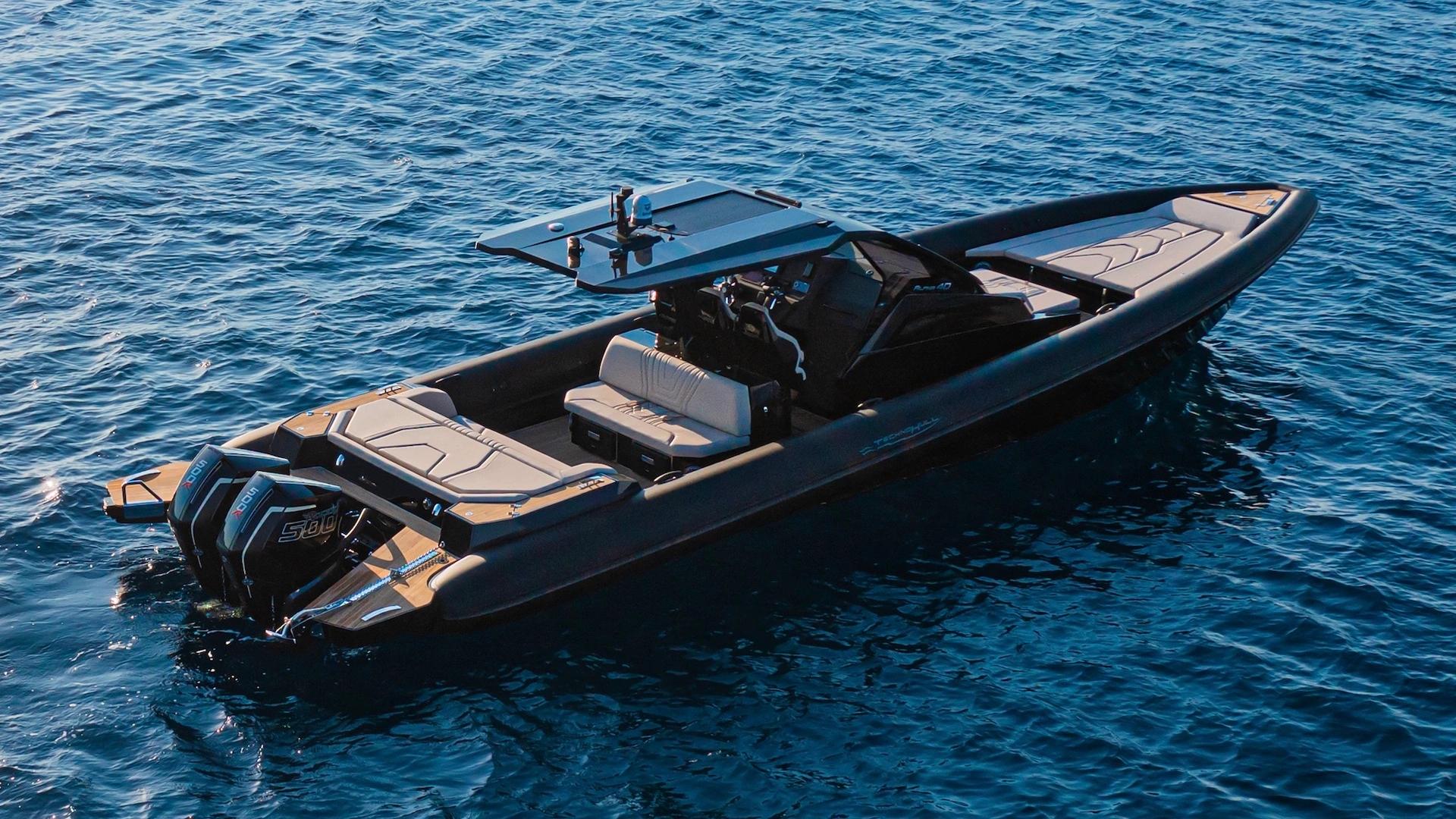 Bateau de luxe Technohull avec moteur bleu amarré en mer turquoise