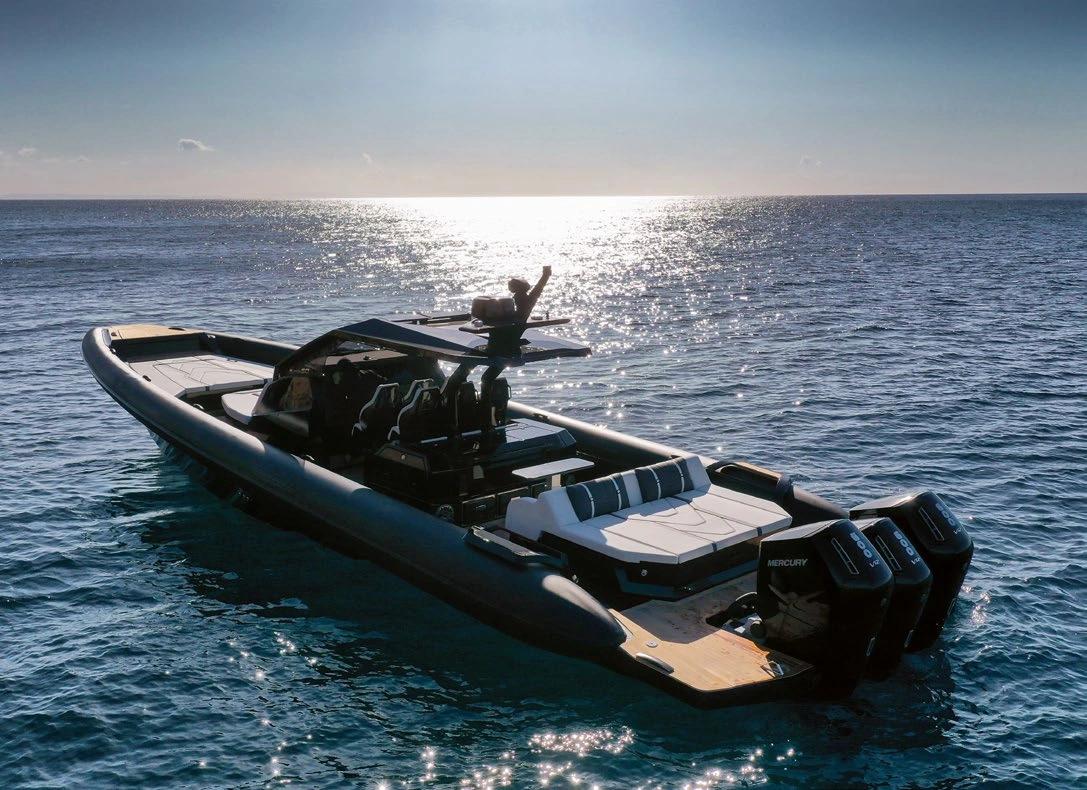 Bateau Technohull avec moteurs Mercury amarré en mer turquoise par beau temps