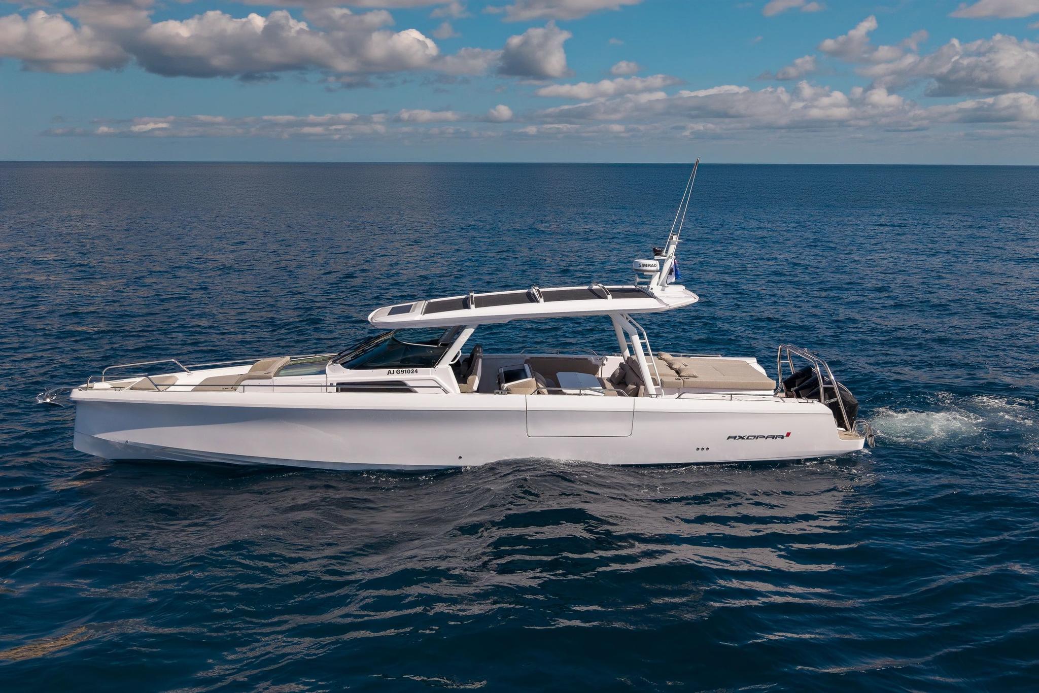 Bateau blanc de luxe amarré en mer avec ciel bleu et nuages