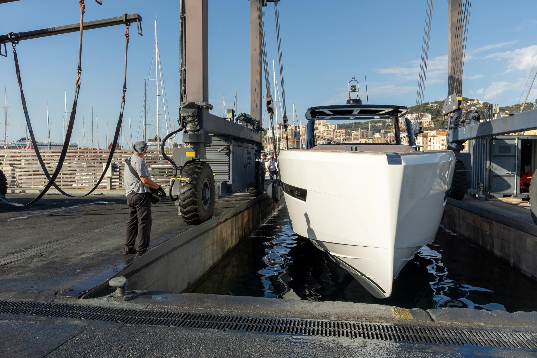 Chantier naval avec grue et bateau blanc en maintenance portuaire