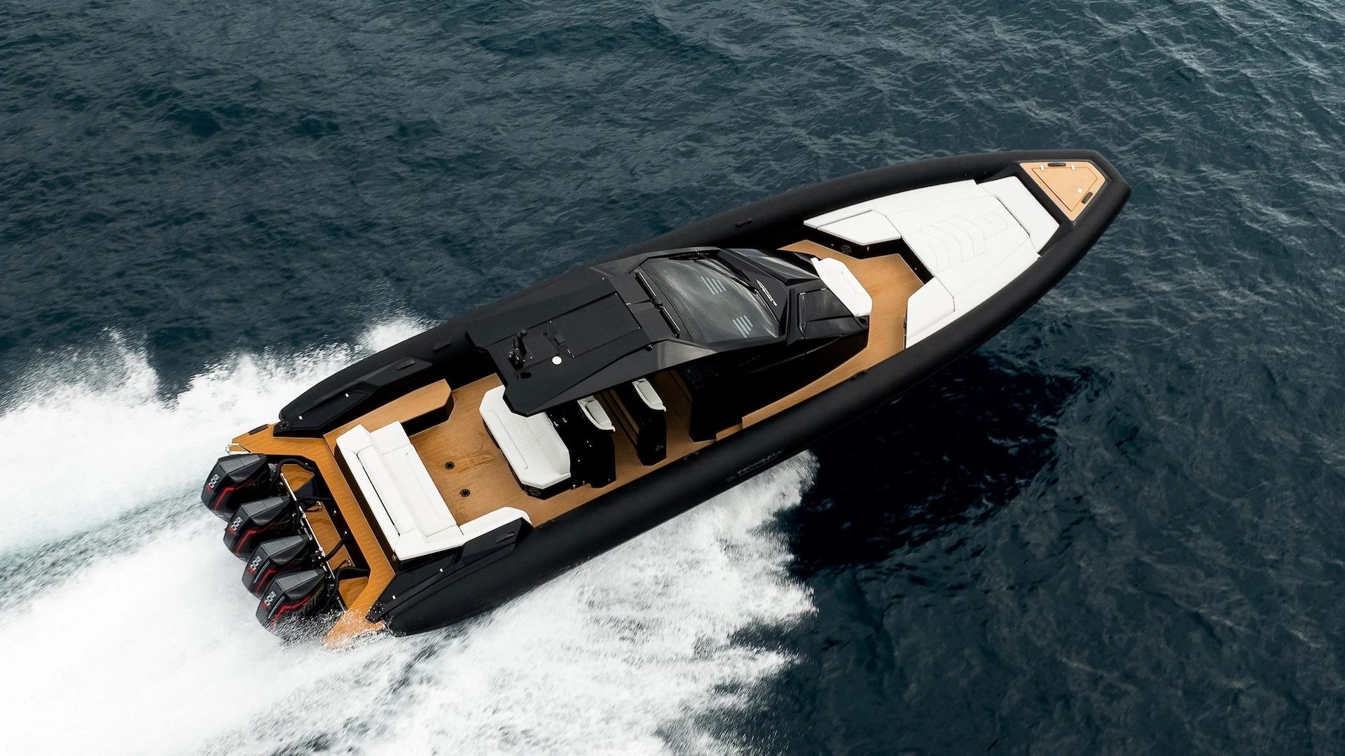 Bateau Technohull noir et or avec sièges blancs naviguant sur l'eau