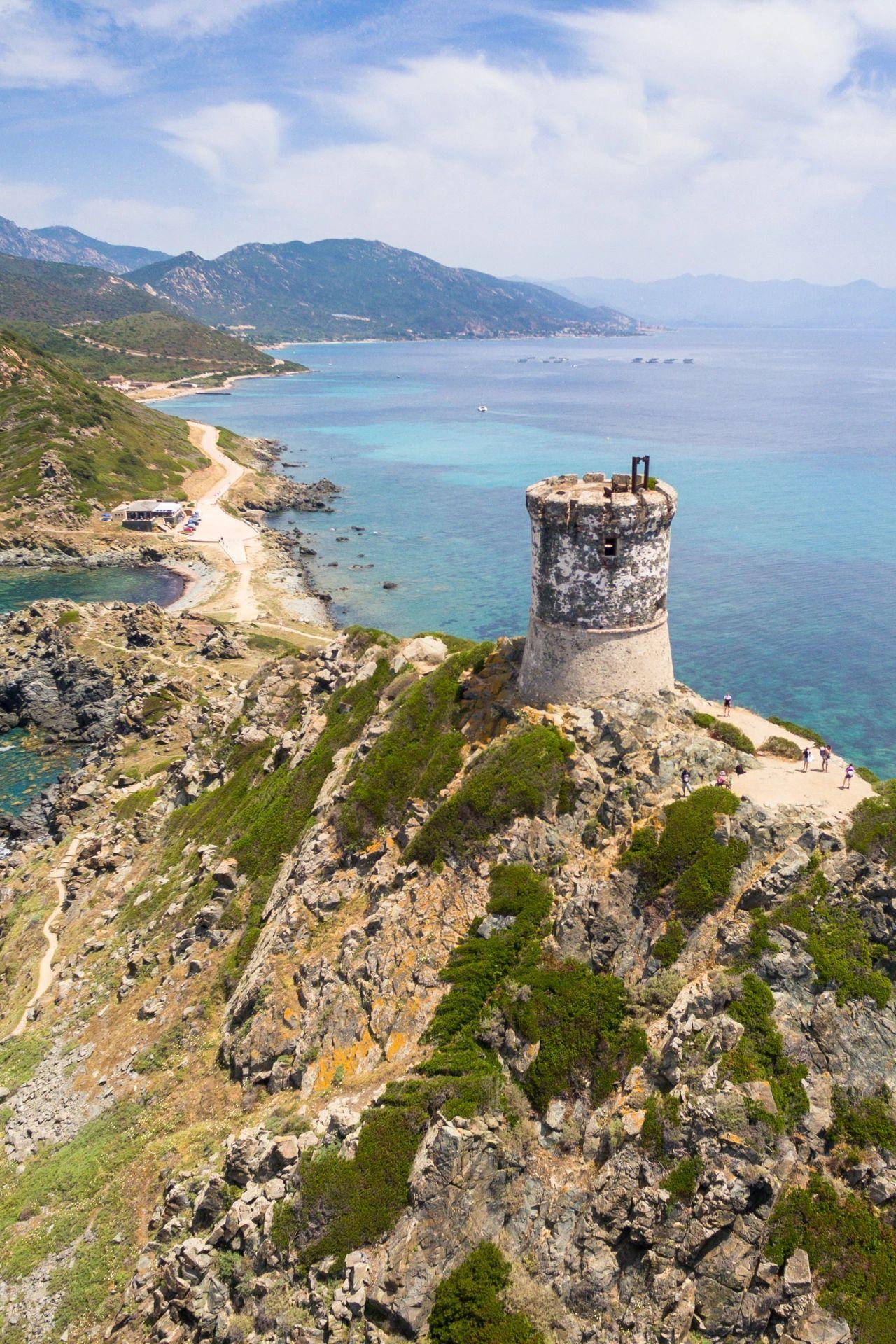 Tour génoise surplombant la baie d'Ajaccio en Corse avec ses eaux turquoise