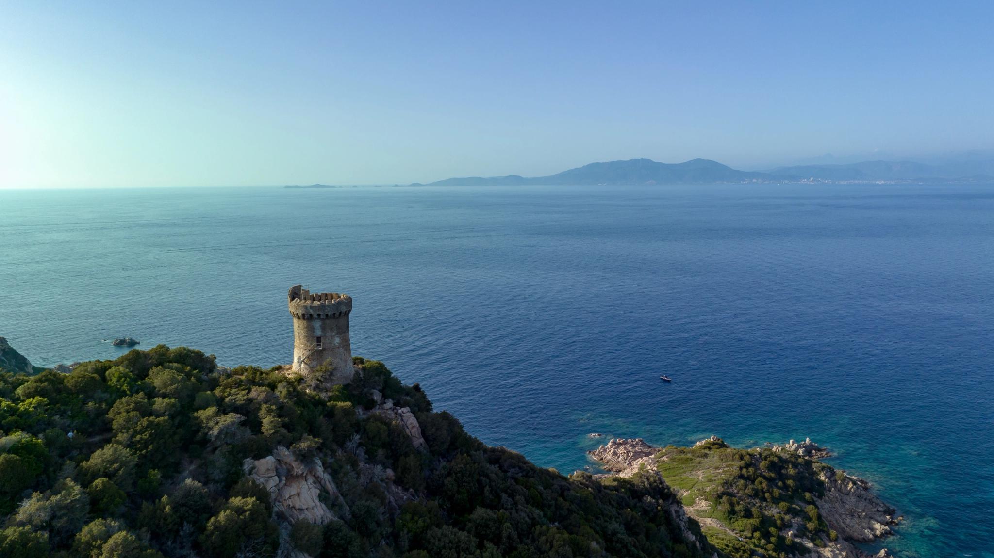 Tour génoise surplombant la mer Méditerranée près d'Ajaccio en Corse