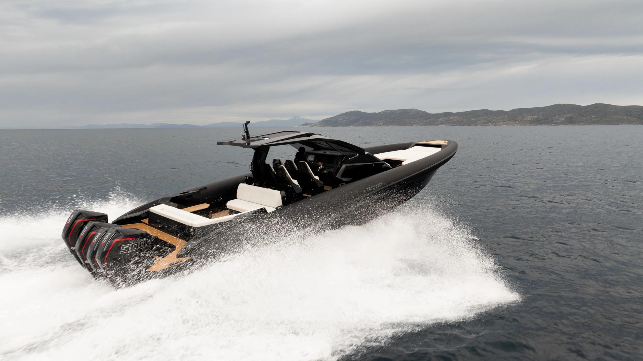 Bateau de luxe rapide naviguant sur l'océan avec vagues écumantes