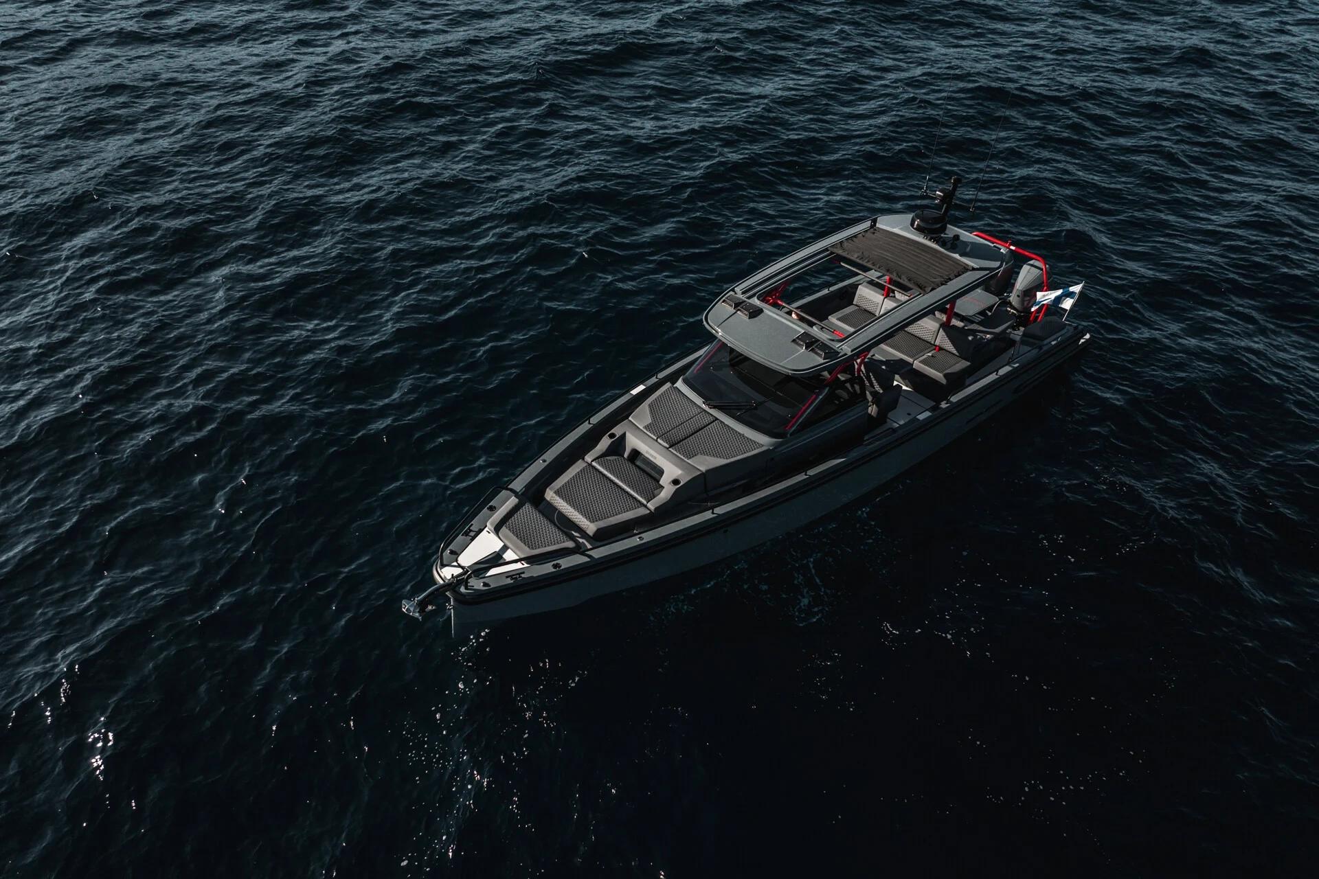 Bateau Brabus Marine de luxe amarré en mer avec moteurs puissants