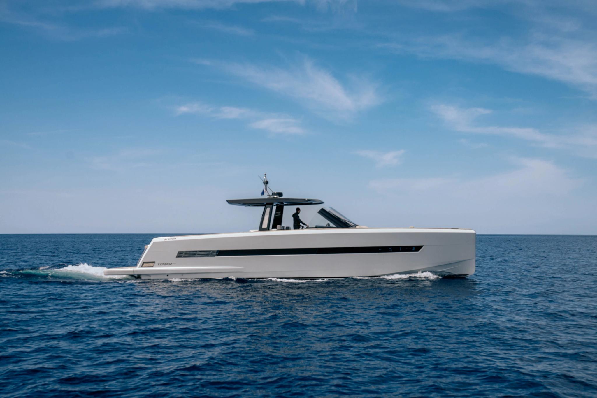 Bateau moderne blanc naviguant en mer disponible à la location