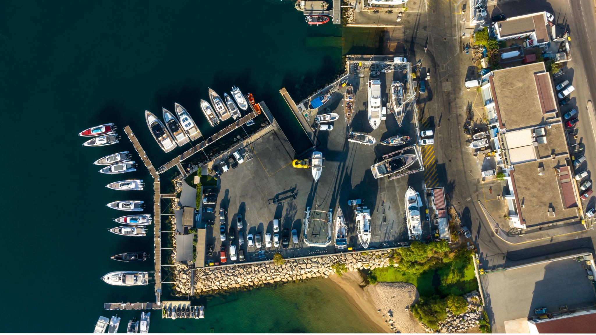 Vue aérienne d'un chantier naval avec bateaux de pêche amarrés au port