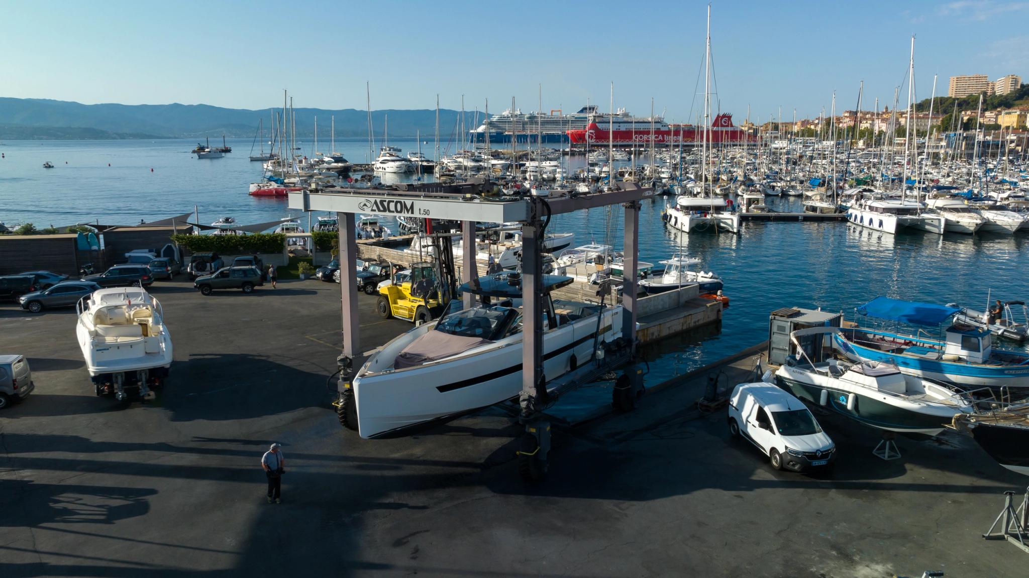 Chantier naval avec bateau en réparation sous portique de levage en méditerranée