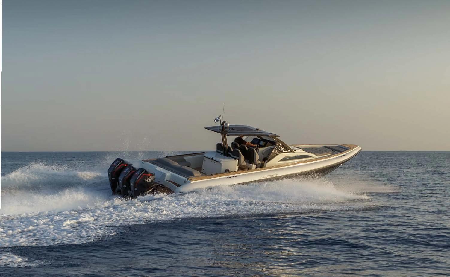 Bateau à moteur Technohull naviguant dans les vagues avec trois passagers à bord