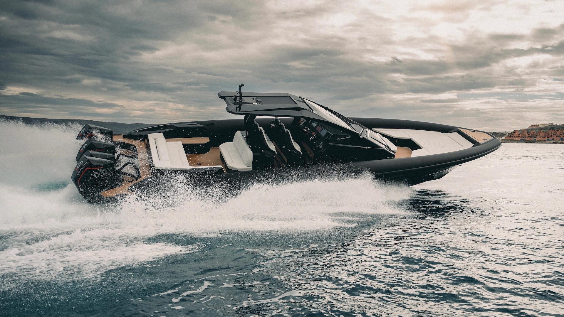 Bateau de luxe noir et blanc naviguant à grande vitesse dans les vagues de la mer