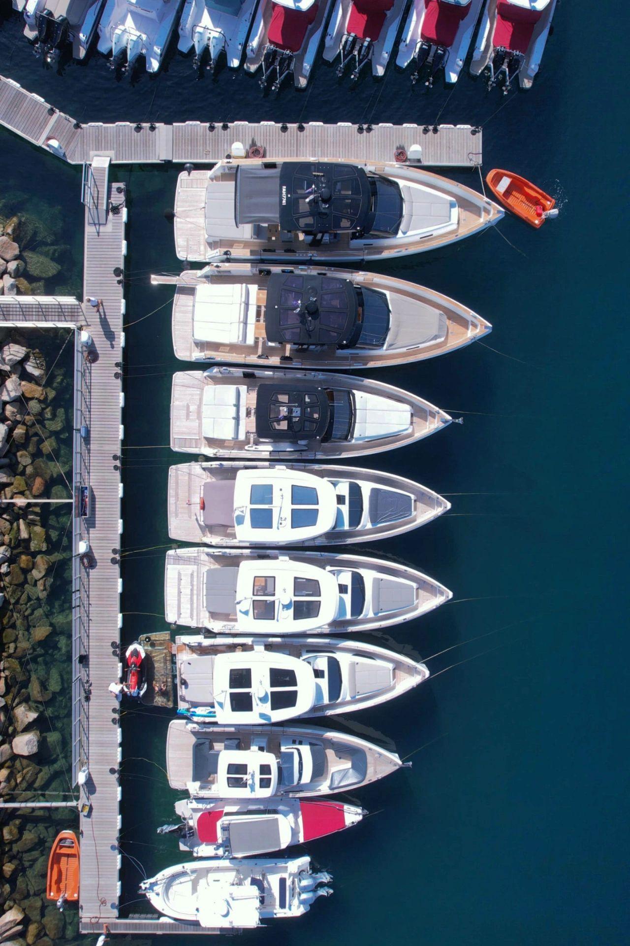 Vue aérienne d'un port avec voiliers et bateaux de plaisance amarrés au quai pour contact nautique